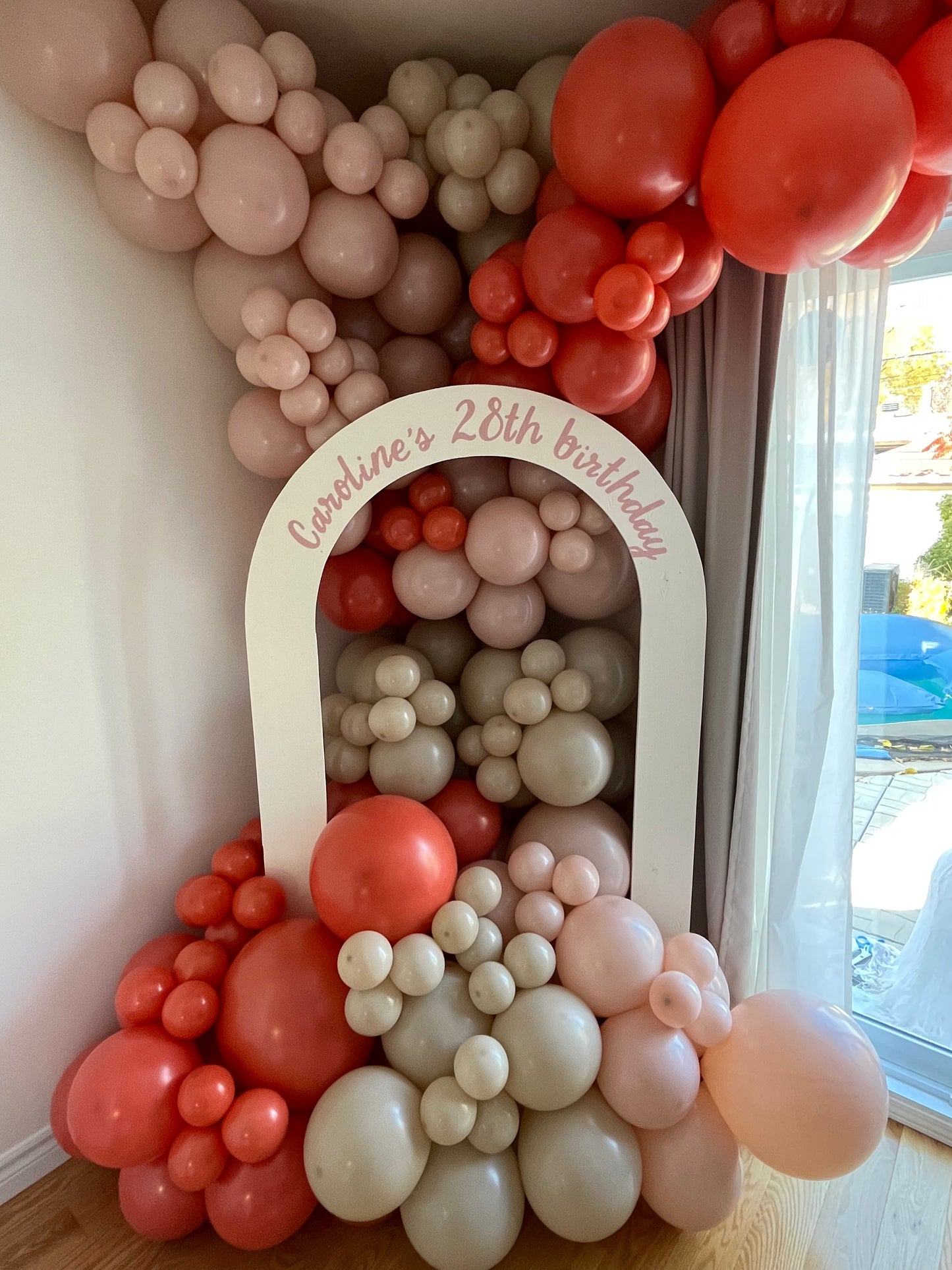 ''Aloha'' balloon arch