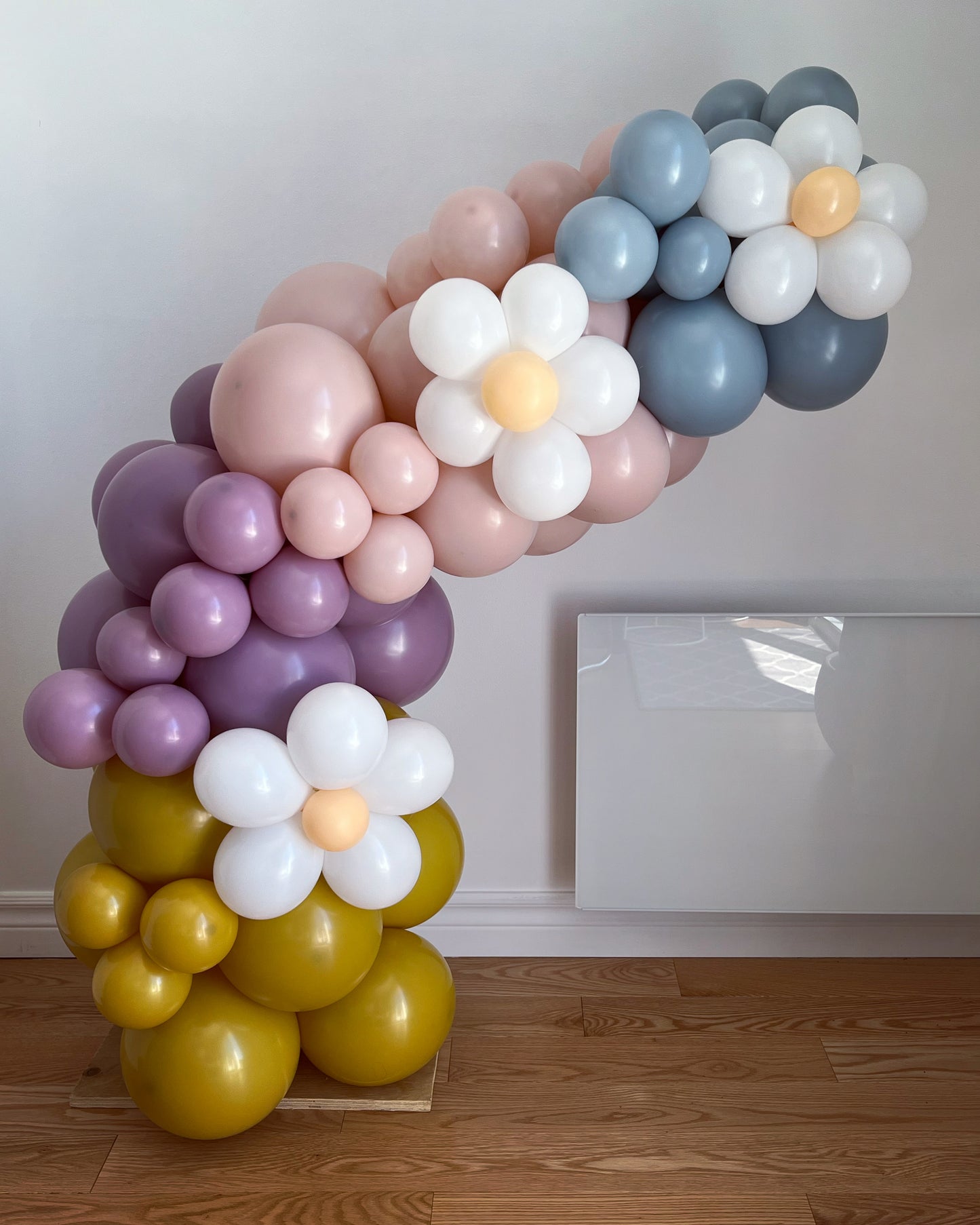 Balloon arch ''Groovy''